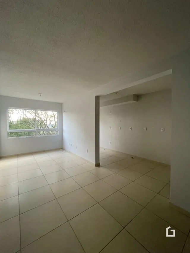 Foto de um ambiente interno com piso de cerâmica claro.