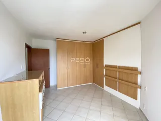 Ambiente interno com armários de madeira e piso de cerâmica.