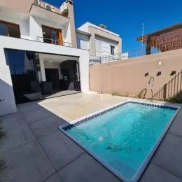 Foto de uma piscina externa em uma propriedade em Lajeado, Brasil.