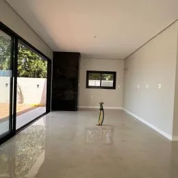 Sala de estar ampla com portas de vidro que dão acesso ao exterior.
