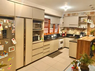Foto de uma cozinha moderna com armários e eletrodomésticos em Lajeado.
