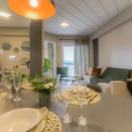 Foto da sala de estar com grande janela.