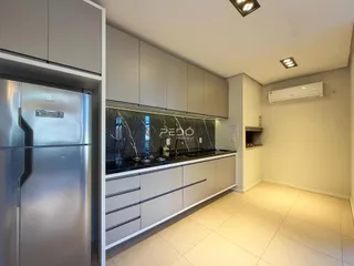 Foto de uma cozinha moderna com armários e eletrodomésticos em Lajeado.