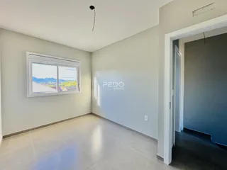 Ambiente interno claro com piso de cerâmica e janela.