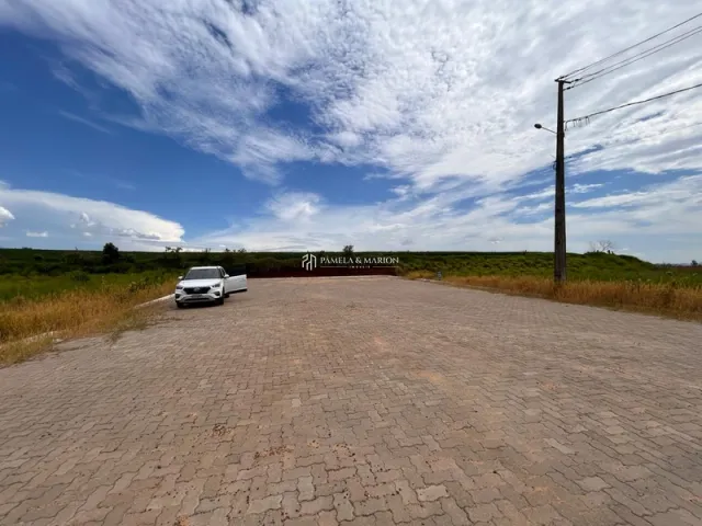 Vista externa de uma rua pavimentada com vegetação seca ao fundo em Lajeado, Brasil.