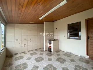 Ambiente interno com piso de cerâmica e teto de madeira.