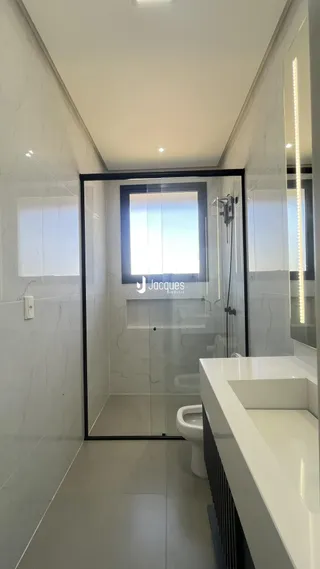 Foto de um banheiro moderno com revestimento branco.
