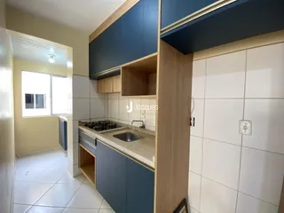 Uma cozinha moderna com armários azuis e revestimento branco.