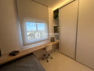 Quarto com janela e armário em um apartamento em Lajeado.