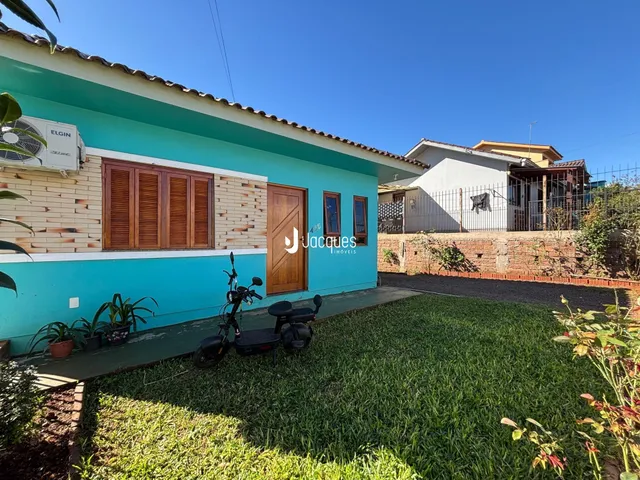 Fachada de uma residência em Lajeado, Brasil, com jardim frontal.