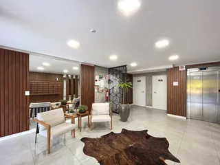 A sala de estar de uma residência em Lajeado, Brasil, apresenta um ambiente moderno com piso de cerâmica.