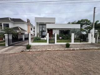 Fachada de uma casa moderna com portão de ferro em Lajeado, Brasil.