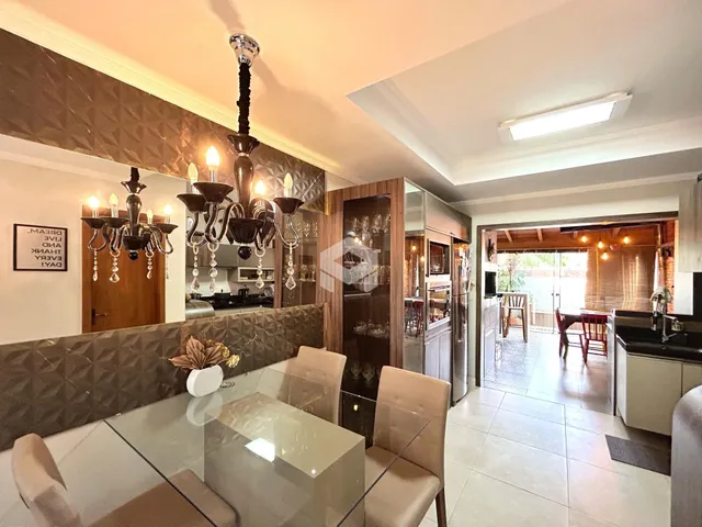 Interior de uma sala de jantar com luminária de cristal.