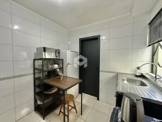 Foto de uma cozinha com revestimento de cerâmica branca.