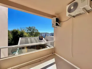 Vista de uma área com sacada e vista para o exterior de um imóvel em Lajeado.