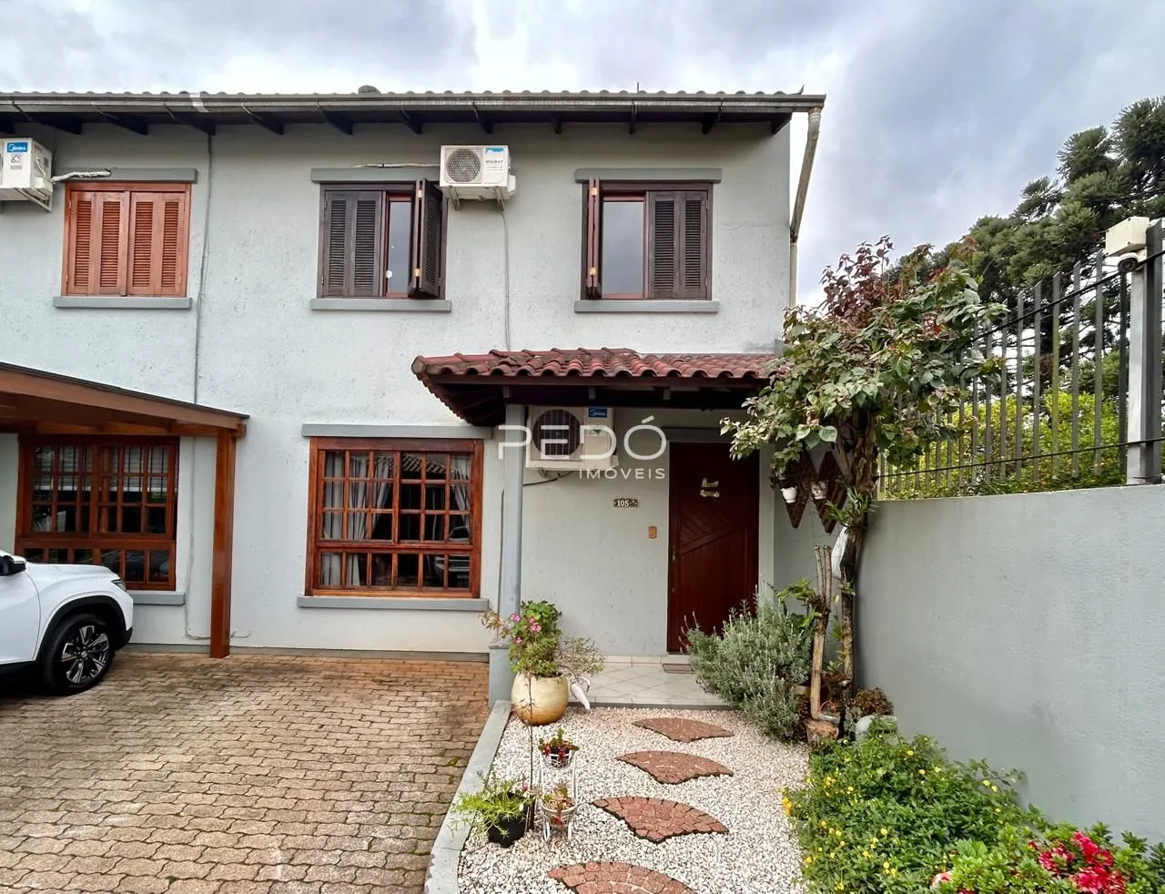 Fachada de uma casa em Lajeado, Brasil, com jardim e entrada.