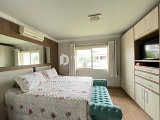 Quarto com cama e janela em ambiente interno.