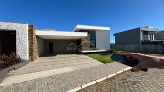 Fachada moderna de uma residência em Lajeado, Brasil, com paisagismo frontal.
