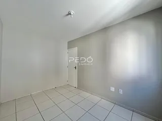 Hall de entrada com piso de cerâmica claro.