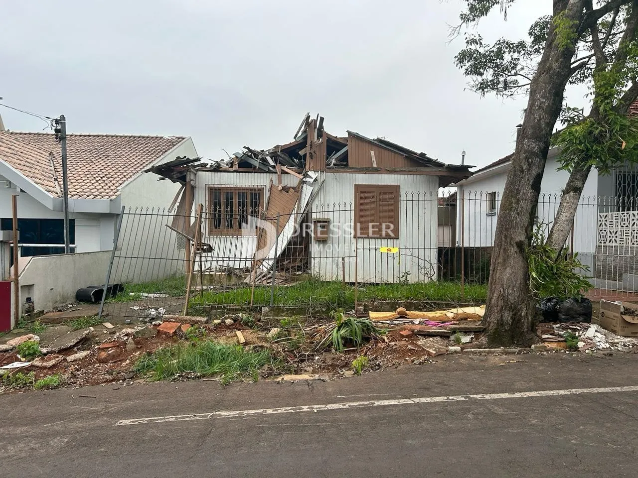 Fachada de uma residência em Lajeado, Brasil, mostrando danos estruturais.