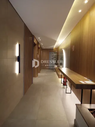 Um corredor moderno com revestimento de madeira e iluminação embutida.