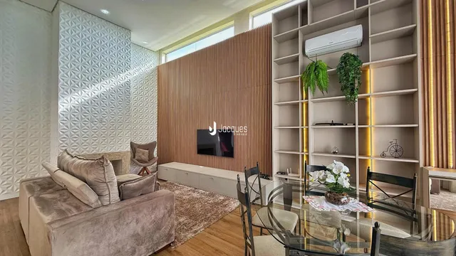 Sala de estar moderna com sofá e estante em um apartamento.