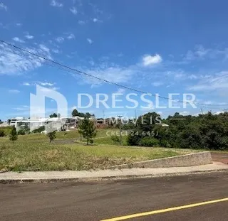 Vista externa de terreno com vegetação e estrada em Lajeado.