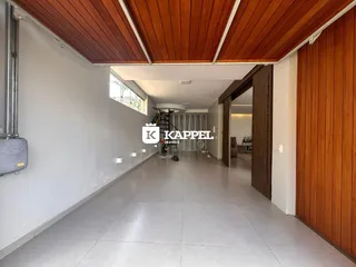 Hall de entrada com piso claro e forro de madeira em um imóvel em Lajeado.