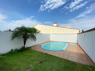 Foto de uma piscina e área externa com gramado em Lajeado, Brasil.