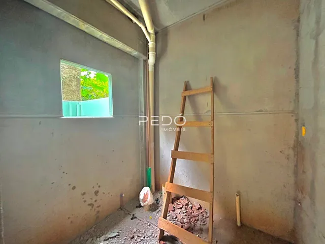 Ambiente interno de uma construção em Lajeado, Brasil, mostrando paredes e estrutura cruas.