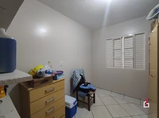 Quarto interno com janela e armário de madeira clara.
