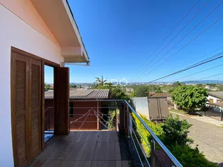 Vista da fachada de uma residência com sacada em Lajeado, Brasil.