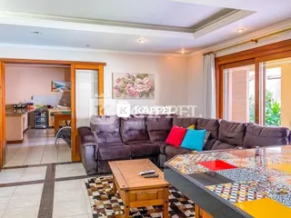 Uma sala de estar com sofá e mesa de centro de madeira é visível na propriedade.