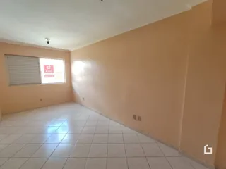 Imagem de um ambiente interno com piso de cerâmica e paredes em tom alaranjado.