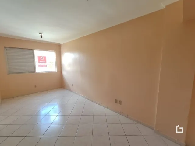 Imagem de um ambiente interno com piso de cerâmica e paredes em tom alaranjado.