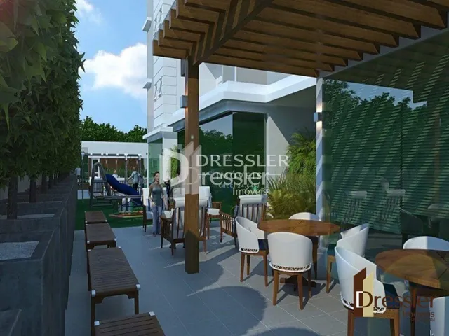 Vista da fachada de uma residência com área externa coberta por uma pérgola de madeira.