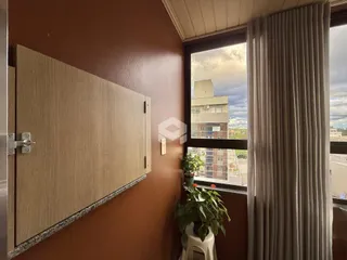 Uma parede interna com porta e janela de uma residência em Lajeado.