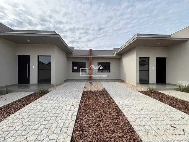 Vista externa da fachada de uma casa moderna com calçada de pedras em Lajeado, Brasil.