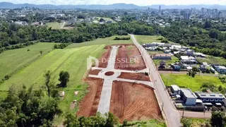 Vista aérea de uma propriedade com áreas verdes e terraplanagem na região de Lajeado.