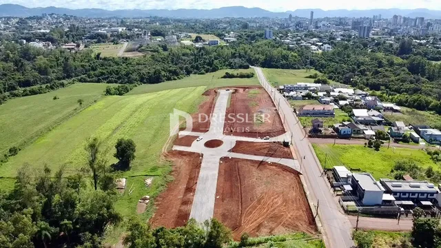 Vista aérea de uma propriedade com áreas verdes e terraplanagem na região de Lajeado.