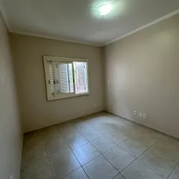 Foto de um cômodo interno com piso de cerâmica e janela.