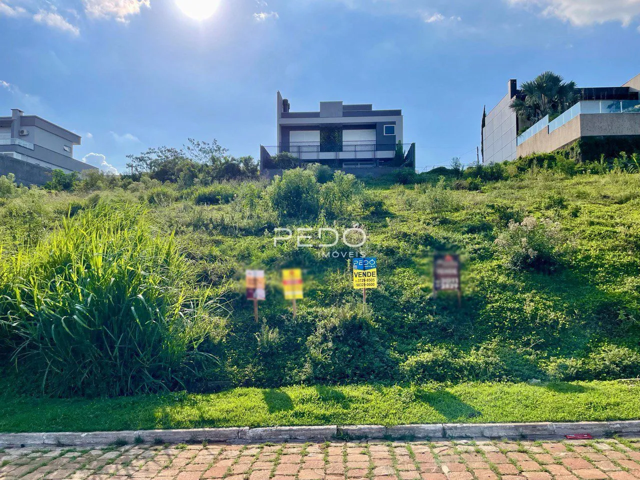 Foto da fachada de uma casa em Lajeado, Brasil, cercada por vegetação densa.
