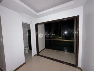 Hall de entrada com porta aberta em um imóvel no Brasil.