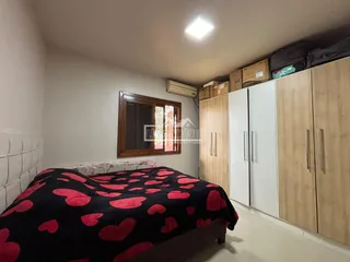 Quarto com cama e armários de madeira.