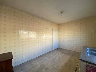 Ambiente interno com parede de papel e piso claro.