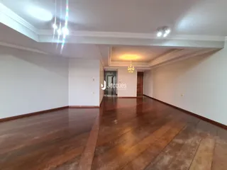 Hall de entrada com piso de madeira polida.