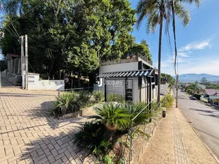 Fachada de uma residência em Lajeado, Brasil, com jardim frontal.