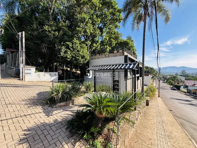 Fachada de uma residência em Lajeado, Brasil, com jardim frontal.