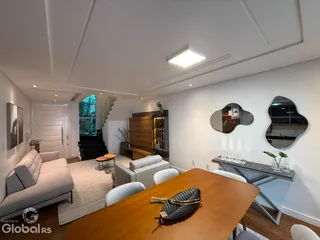 Ambiente interno de sala com sofá e mesa de jantar em um imóvel no Brasil.