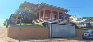 Fachada de uma residência em Lajeado, Brasil, com muro e portão de metal.